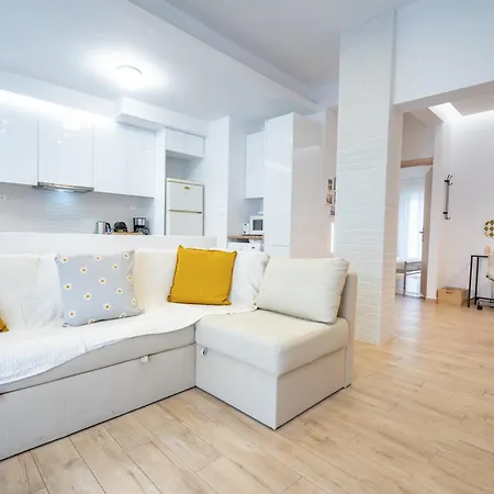 Apartment Train Station Flat For 4 Persons