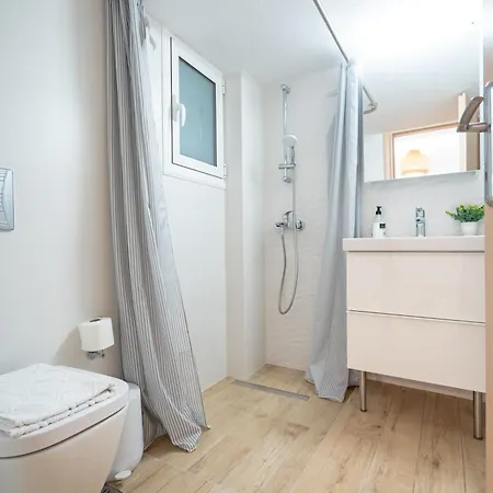 Apartment Train Station Flat For 4 Persons *