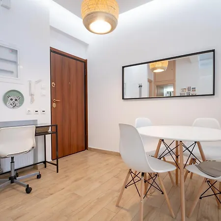 Train Station Flat For 4 Persons