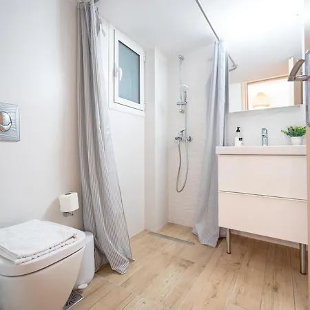Train Station Flat For 4 Persons